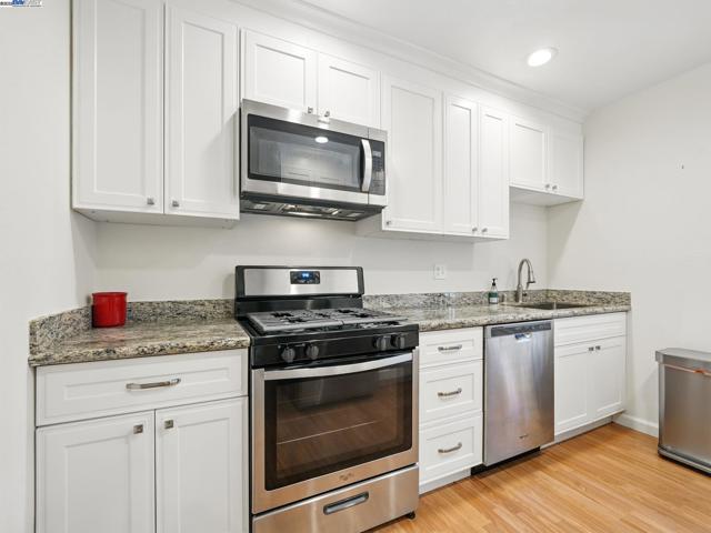 2323 Mastlands Dr, Oakland CA: https://media.crmls.org/mediaz/951c7b3d-9470-481a-8a9b-c7914050056e.jpg