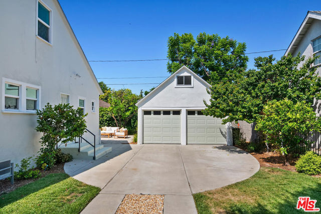 913 N Clybourn Avenue, Burbank CA: https://media.crmls.org/mediaz/951cc8f3-0ec7-4adf-9fc7-6e15d57c5ee6.jpg