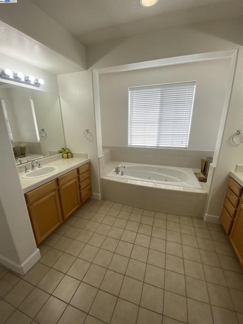 2732 Breaker Ln, Hayward CA: https://media.crmls.org/mediaz/951ce235-d150-4cf7-97ab-e1e3c4a65184.jpg
