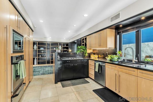 36 Admiralty Cross, Coronado CA: https://media.crmls.org/mediaz/951d4e16-e315-44d2-968b-27d082bc2254.jpg