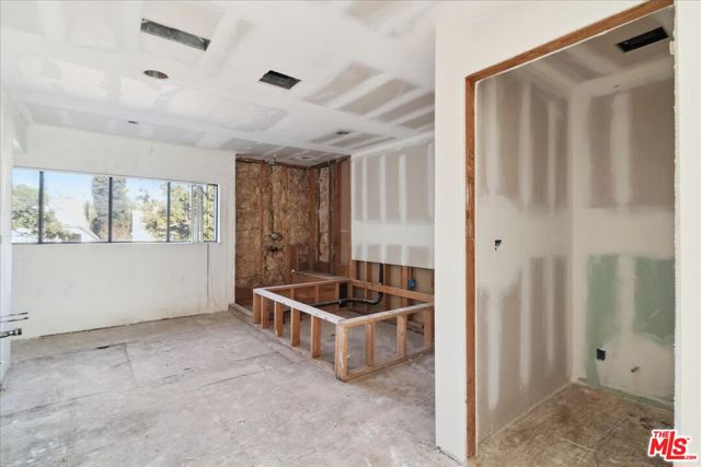 705 N Camden Drive, Beverly Hills CA: https://media.crmls.org/mediaz/951eff09-bde4-45c5-94f5-6993efef7de6.jpg