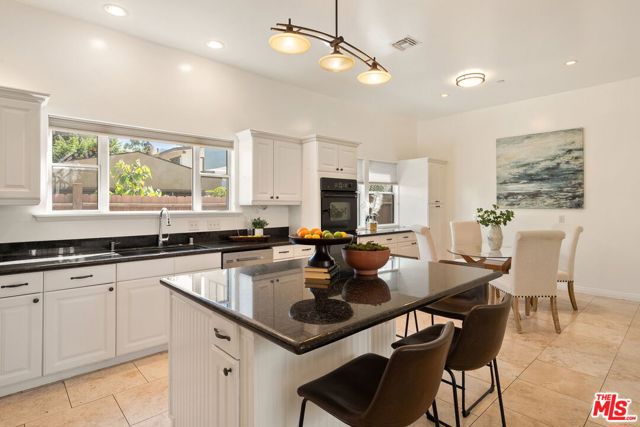 4224 Madison Avenue, Culver City CA: https://media.crmls.org/mediaz/951f42e4-2210-4be4-bb86-41c4eb00ddf5.jpg