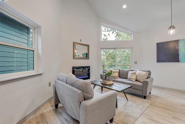 20244 Lower Skyridge Dr, Groveland CA: https://media.crmls.org/mediaz/951f4bc3-4d1e-44d9-8f80-d5140cf1ec22.jpg