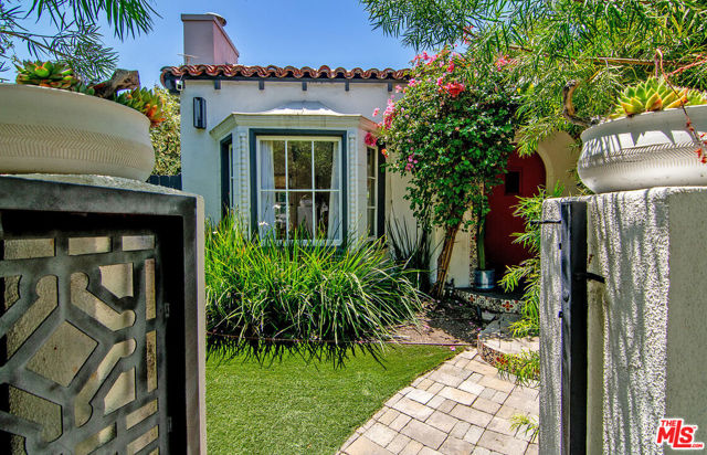 8260 Oakwood Avenue, Los Angeles CA: https://media.crmls.org/mediaz/951f5fda-7a11-4a39-88cd-cfdeecc923c5.jpg