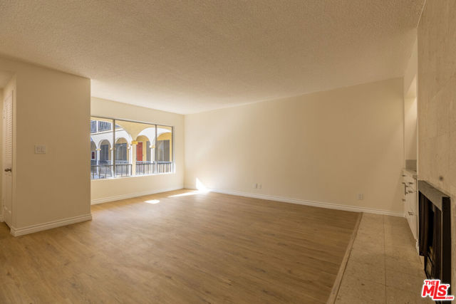 1033 6TH Street, Santa Monica CA: https://media.crmls.org/mediaz/951f88c1-6a7d-4d30-9589-03a6b47a7692.jpg