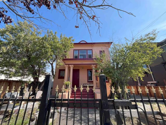 2324 9Th Ave, Oakland CA: https://media.crmls.org/mediaz/95206322-68a0-4f4f-8dfd-4eb2a2956b3b.jpg