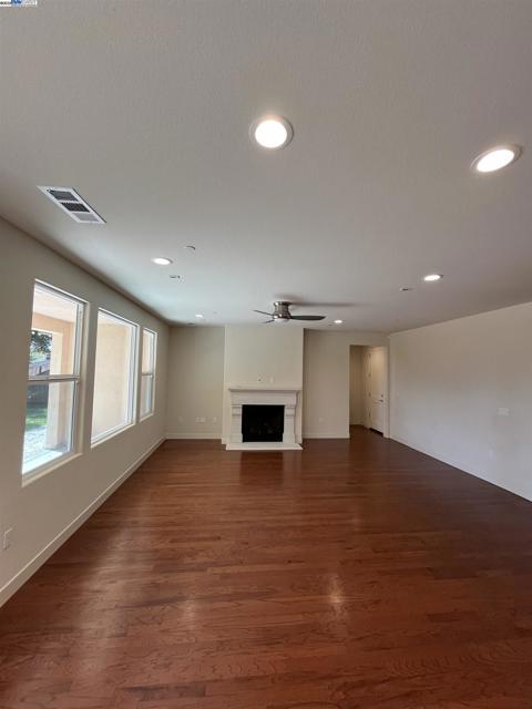 17659 Whisper Ln, Castro Valley CA: https://media.crmls.org/mediaz/9520e54c-3869-48b3-b3a9-7d420fee8619.jpg