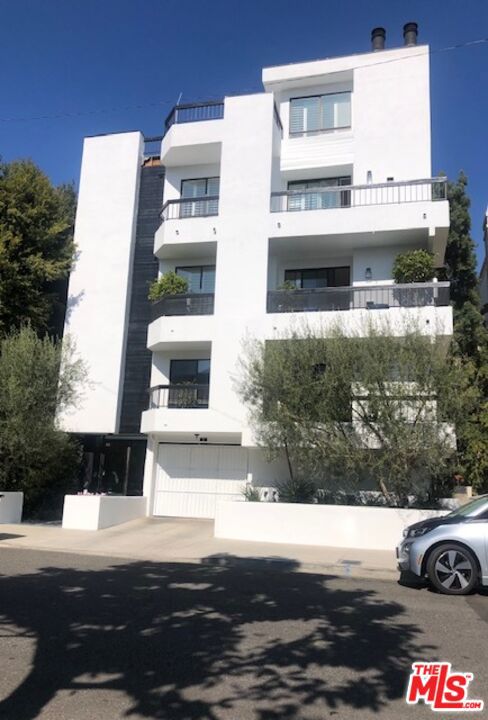 9033 VISTA GRANDE Street, West Hollywood CA: https://media.crmls.org/mediaz/9521c7b0-5eaa-482f-af5d-c8e619925eb9.jpg