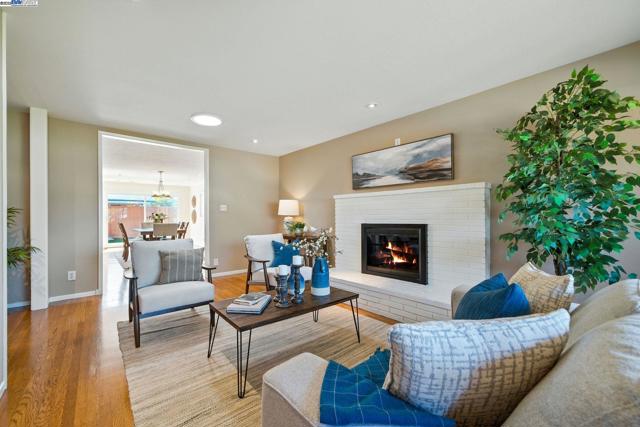420 Camden Rd, Alameda CA: https://media.crmls.org/mediaz/9521db5e-e133-43d4-8354-3779c9f140d7.jpg