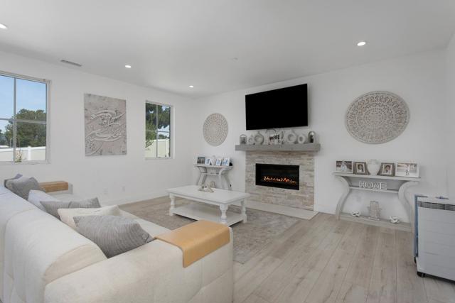12410 Aria Ct, Poway CA: https://media.crmls.org/mediaz/95222594-f2ba-487d-a54d-5c2be90c9336.jpg