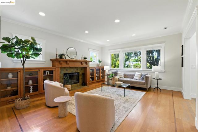 1020 Channing Ave, Palo Alto CA: https://media.crmls.org/mediaz/9522eed1-48a7-4083-b52f-5d1cd11f18ce.jpg