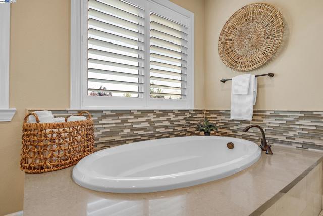 3838 Santa Fe Lane, Tracy CA: https://media.crmls.org/mediaz/95236f89-1a2e-4d21-a855-0885e0529d49.jpg