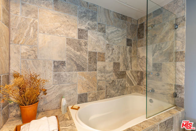 615 Hampton Drive, Venice CA: https://media.crmls.org/mediaz/9524f1e5-1351-4aeb-ae1d-8eed17613896.jpg