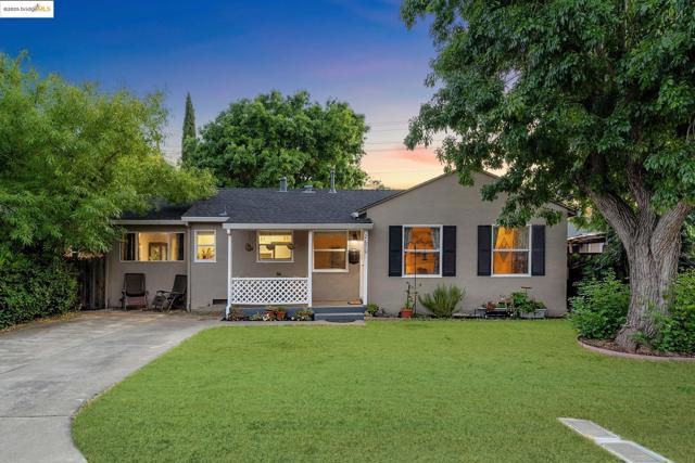 2670 Crescent Dr, Concord CA: https://media.crmls.org/mediaz/952552f0-f7f6-42f4-8bcc-5974bff588ca.jpg