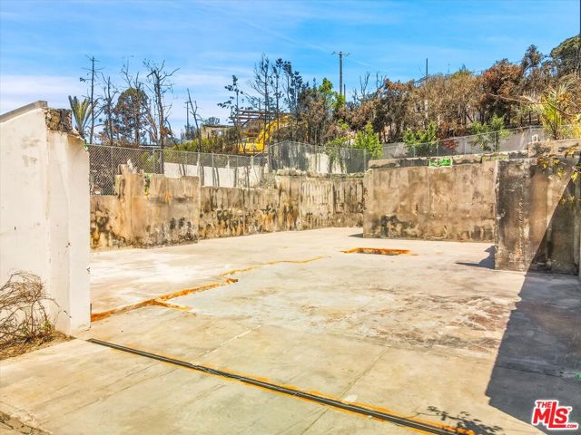 14635 Whitfield Avenue, Pacific Palisades CA: https://media.crmls.org/mediaz/95260e13-f078-484d-8520-41536bb4a7c0.jpg