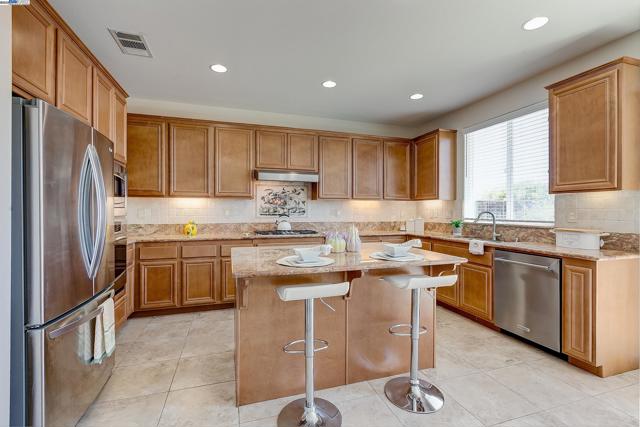 2528 AMANTEA WAY, Dublin CA: https://media.crmls.org/mediaz/95261d30-aad3-43c8-9618-eaa2935aa7e4.jpg