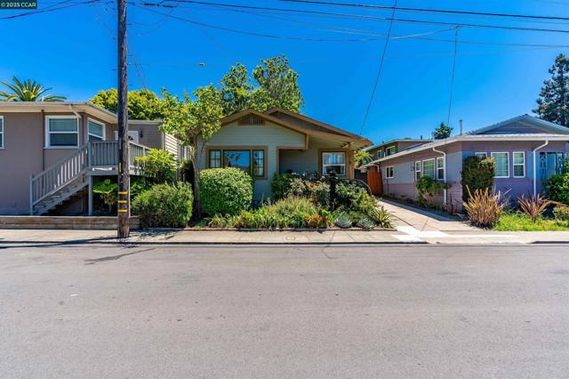 3018 Courtland Ave, Oakland CA: https://media.crmls.org/mediaz/95262bfe-af45-4a1c-934e-b4cd9abae382.jpg