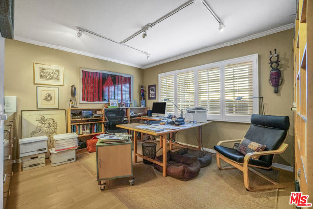 9420 Eden Drive, Beverly Hills CA: https://media.crmls.org/mediaz/9526420a-c94d-46af-90f2-199cc18fe453.jpg
