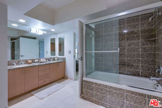13700 MARINA POINTE Drive, Marina del Rey CA: https://media.crmls.org/mediaz/952798d1-bcf5-49b3-8fd5-6b15af99f824.jpg