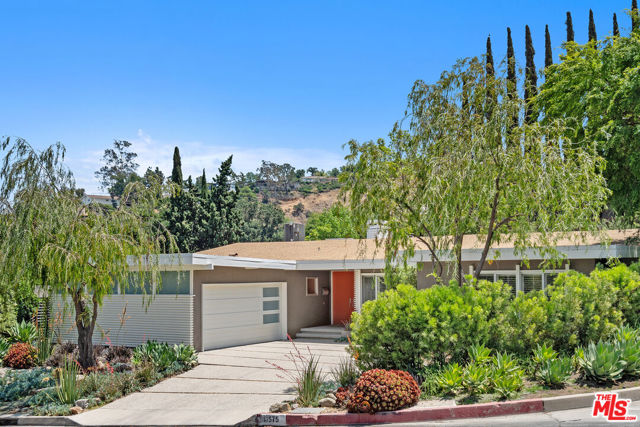 11575 Dona Dorotea Drive, Studio City CA: https://media.crmls.org/mediaz/9527bb44-62cb-4ec0-9635-c80a4cc2d479.jpg