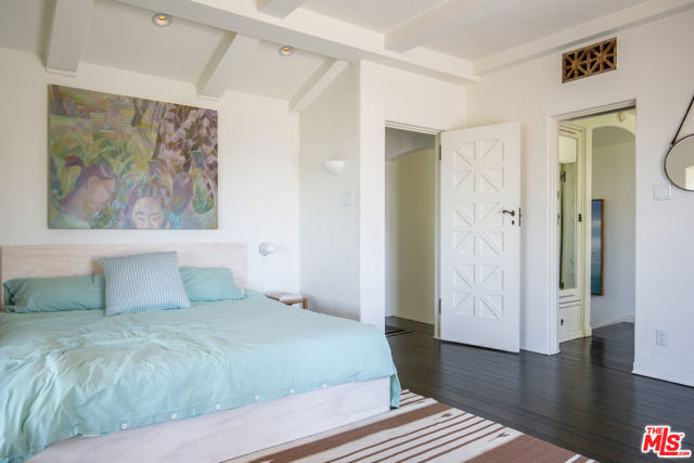 2249 Mountain Oak Drive, Los Angeles CA: https://media.crmls.org/mediaz/9527bf10-9bf9-4fb0-87a8-cc1c77f2135c.jpg