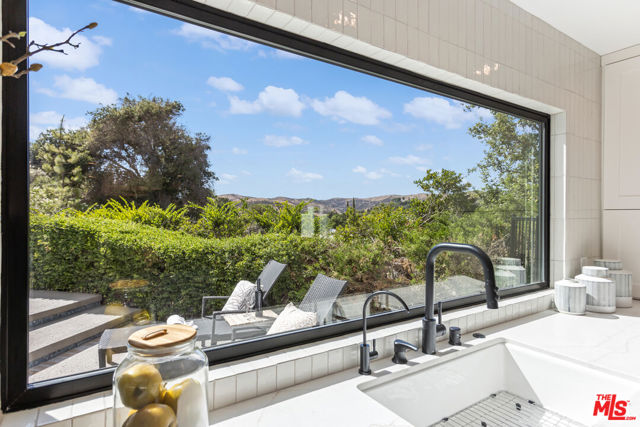 1685 Devonshire Court photo 4