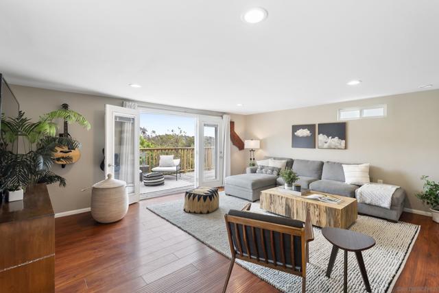 310 Bluff Wy, Oceanside CA: https://media.crmls.org/mediaz/9528751a-5726-4603-90e3-1b09fdeb6c35.jpg