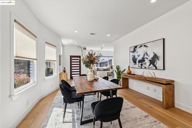934 Apgar St, Oakland CA: https://media.crmls.org/mediaz/9528f538-3729-4c26-9bd5-31aebbabf928.jpg