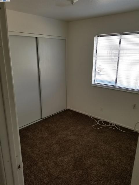 6109 Foothill Blvd, Oakland CA: https://media.crmls.org/mediaz/95292dea-8217-48f0-8703-9cf46fe978bb.jpg
