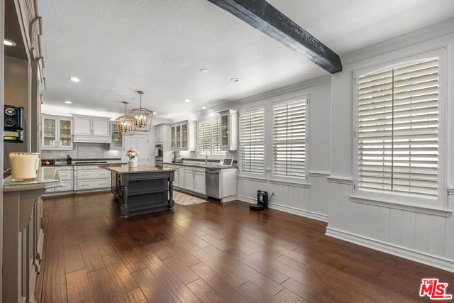 638 Oak Tree Court, Simi Valley CA: https://media.crmls.org/mediaz/9529f8e2-100f-4a25-8e26-ca7438cf1073.jpg