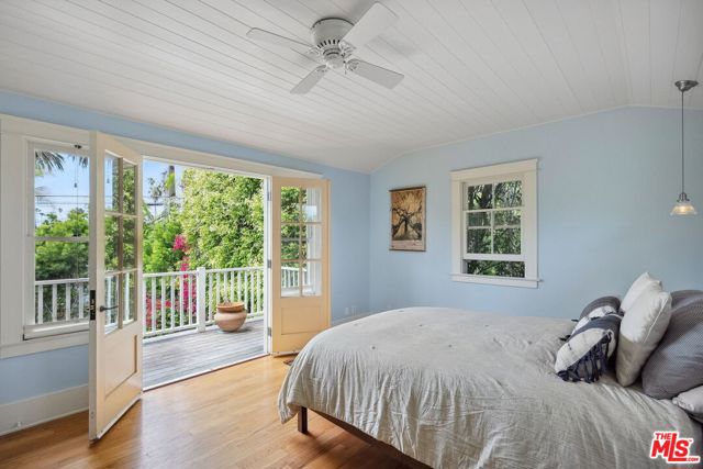 813 Crestmoore Place, Venice CA: https://media.crmls.org/mediaz/952b6e44-8b97-4eb1-b5b9-e550c34c5966.jpg