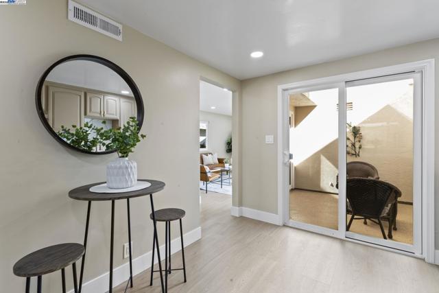 5139 Dryden Ct, Newark CA: https://media.crmls.org/mediaz/952bbae6-2659-4844-925c-63523169985c.jpg