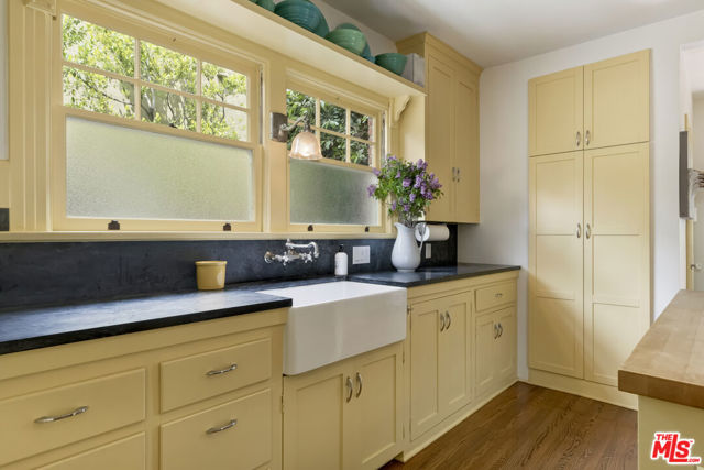 232 N Arden Boulevard, Los Angeles CA: https://media.crmls.org/mediaz/952decfd-973d-46f9-b9db-99fd51554edb.jpg