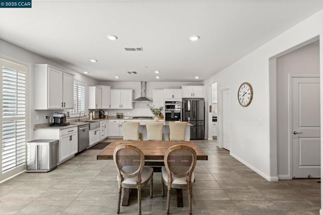 158 Wooley Creek Way, Brentwood CA: https://media.crmls.org/mediaz/952e7222-28df-44b1-bd08-59f8ea5600e8.jpg