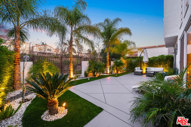 4392 Park Paloma, Calabasas CA: https://media.crmls.org/mediaz/952e8e02-7115-4aa0-953d-2f86e1af76eb.jpg
