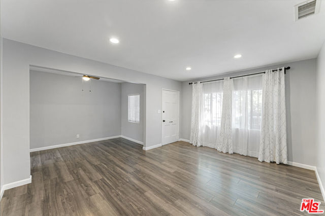 8056 Wakefield Avenue, Panorama City CA: https://media.crmls.org/mediaz/952ebc2c-e020-46fb-a977-2b04d86e1130.jpg