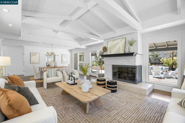 3475 Springhill Rd, Lafayette CA: https://media.crmls.org/mediaz/952eef97-6efc-4473-8d2f-2c05199142bc.jpg