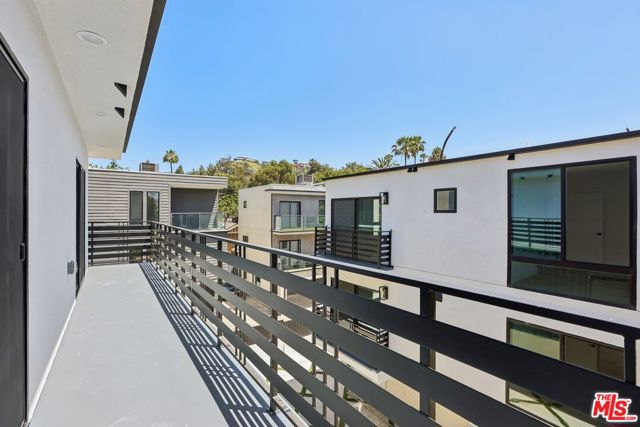 2111 1/2 Holly Drive, Los Angeles CA: https://media.crmls.org/mediaz/95303810-91f3-4b6a-9c72-8f85774513f8.jpg