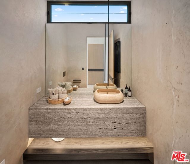 938 -940 Palisades Beach Road, Santa Monica CA: https://media.crmls.org/mediaz/95306d57-2e2b-41e3-8341-c9b8b7428967.jpg