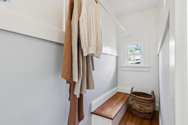 5811 Romany, Oakland CA: https://media.crmls.org/mediaz/9530ac42-3f1d-430a-9dbc-31b860e93d49.jpg