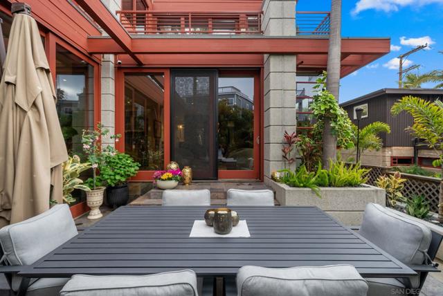 257 Playa Del Sur, La Jolla CA: https://media.crmls.org/mediaz/9530b974-2e71-4dc8-b199-61072d7cb296.jpg