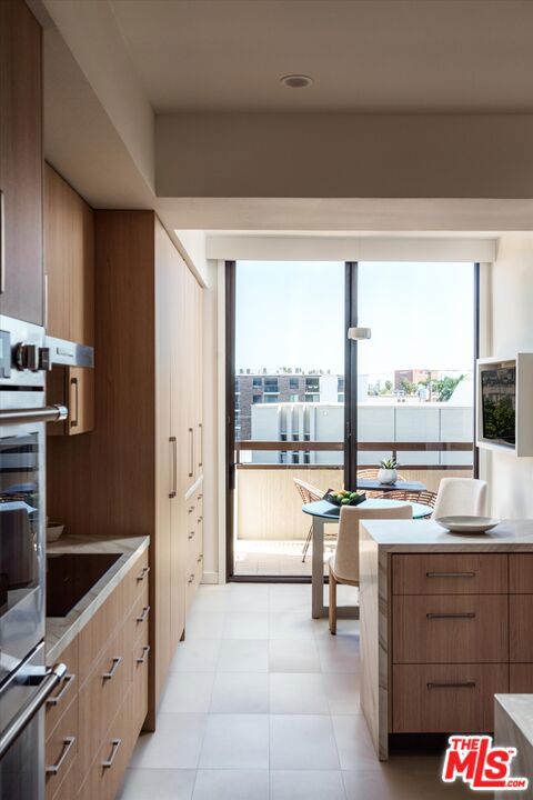 300 N Swall Drive, Beverly Hills CA: https://media.crmls.org/mediaz/953105c4-ca8f-4fdf-881e-fc84153c06de.jpg