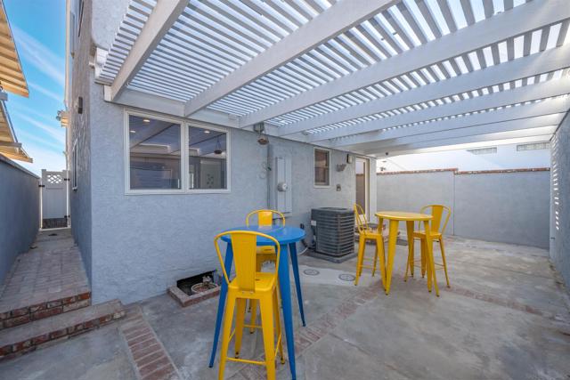 206 E E Oceanfront, Newport Beach CA: https://media.crmls.org/mediaz/9531becd-2d77-4f95-9679-ef06275c637a.jpg