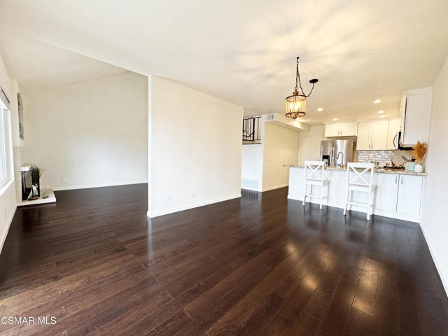 607 Valley Oak Lane, Newbury Park CA: https://media.crmls.org/mediaz/9531f058-0dea-40ec-aa87-f34cbda0d4f2.jpg