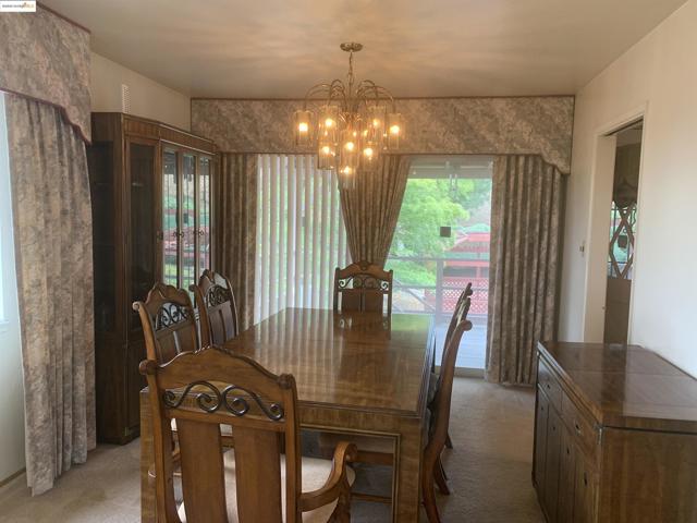25 Woodcliff Ct, Oakland CA: https://media.crmls.org/mediaz/9531f528-47e9-4e7c-b169-68846cc85fb7.jpg