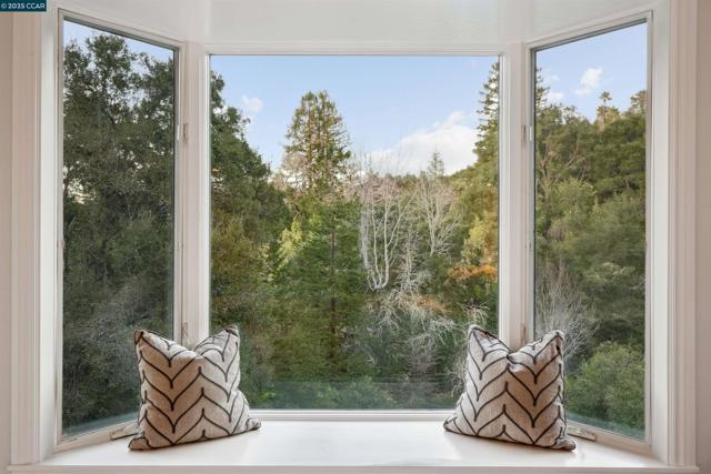 35 Tiger Tail Court, Orinda CA: https://media.crmls.org/mediaz/9532940f-9d07-4aaa-a483-8f9d616f7b2c.jpg
