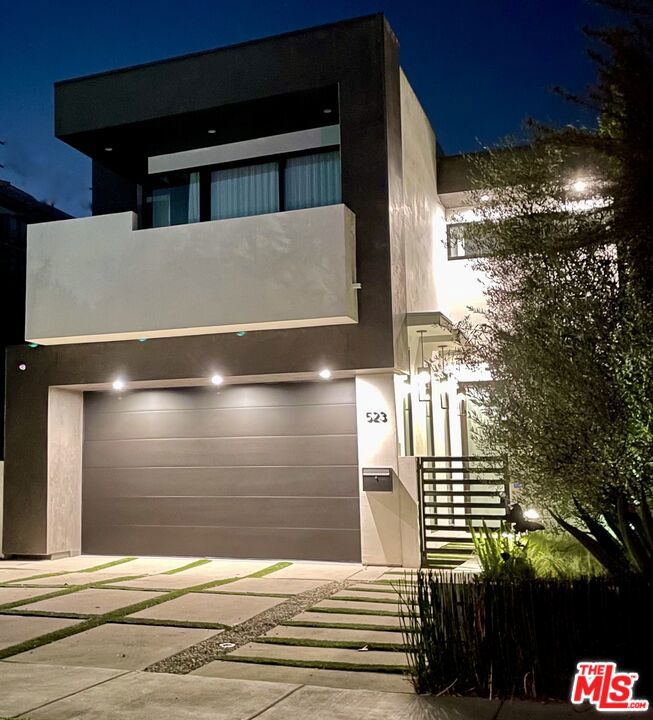 Walled and gated Modern home. Open floor plan , high ceilings , walls of glass, expansive... Primary Photo for Listing #21785650
