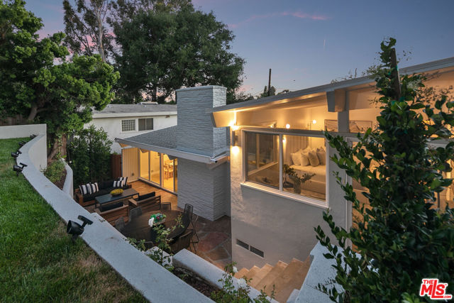 218 N Bundy Drive, Los Angeles CA: https://media.crmls.org/mediaz/9534a71e-dc18-44e9-9b08-bd690221b462.jpg