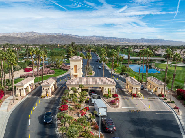 78210 Gray Hawk Drive, Palm Desert CA: https://media.crmls.org/mediaz/9534d863-fc39-47b1-8df3-4bbbf5c392cf.jpg