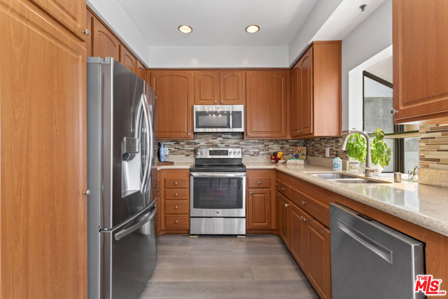 310 Tahiti Way, Marina del Rey CA: https://media.crmls.org/mediaz/9534f79f-7c2e-4ef2-8efb-86401caff338.jpg